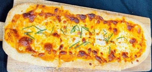 Margherita Flatbread Pizza 🌱 picture